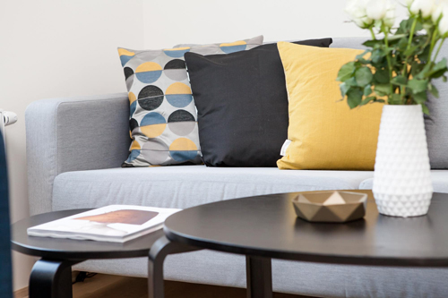 Elige los cojines para el sofá en función del estilo de tu salón