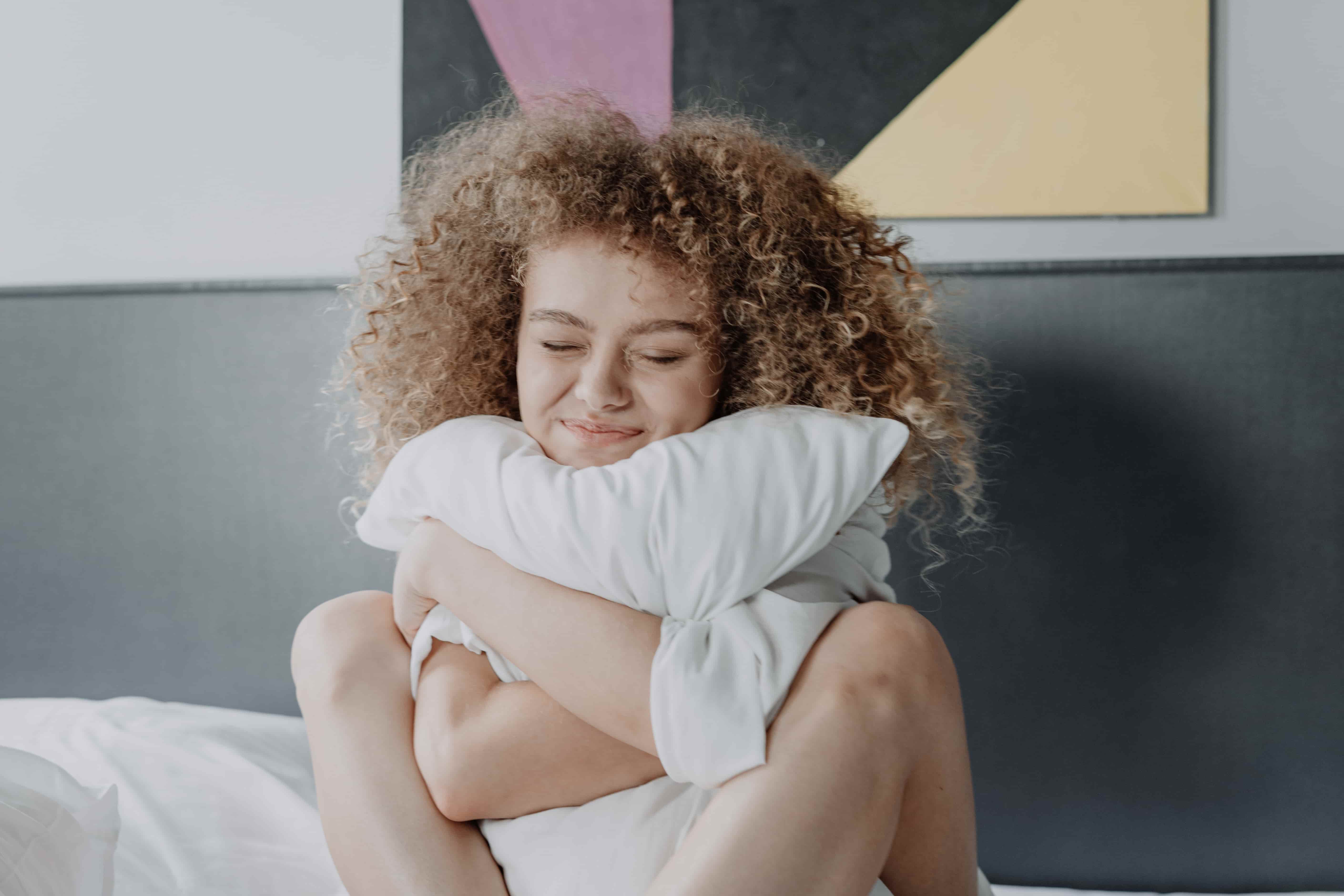 Dormir con una almohada entre las piernas - La Tienda HOME